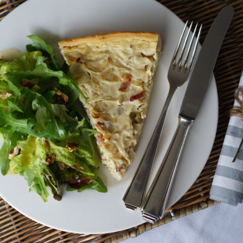Zwiebelkuchen mit Wildkräuter-Salat