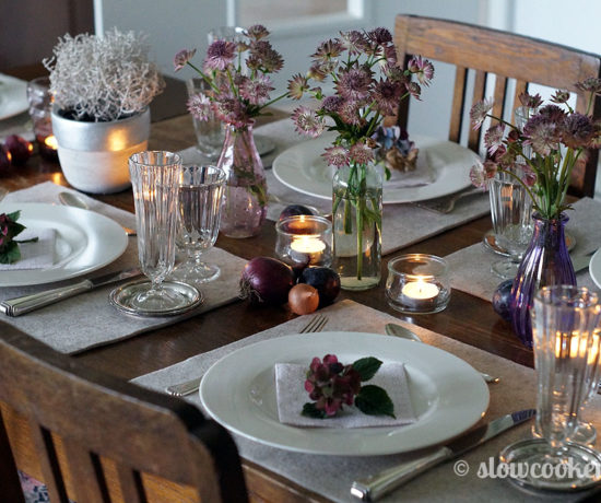 Tischdekoration für Herbstmenü mit Flammkuchen