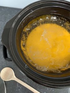 Unterschiedliche Schichten bei der Butterschmalz-Herstellung im Slowcooker