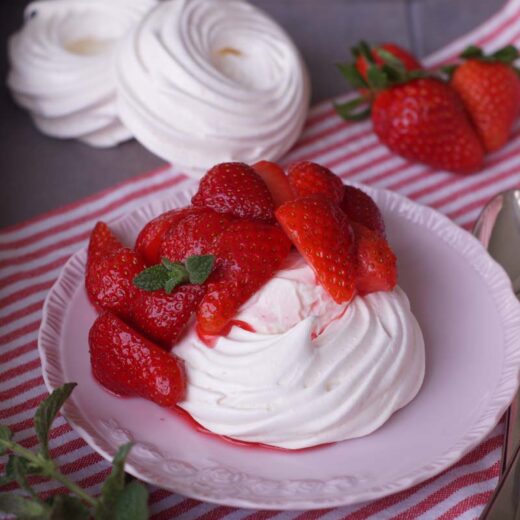 Rezept für Pavlova mit Joghurt und Erdbeeren