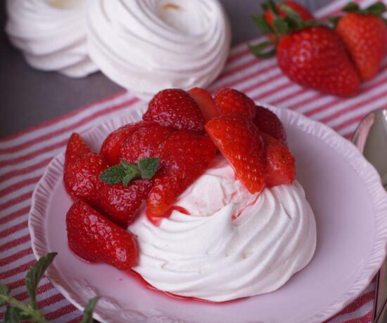 Rezept für Pavlova mit Joghurt und Erdbeeren