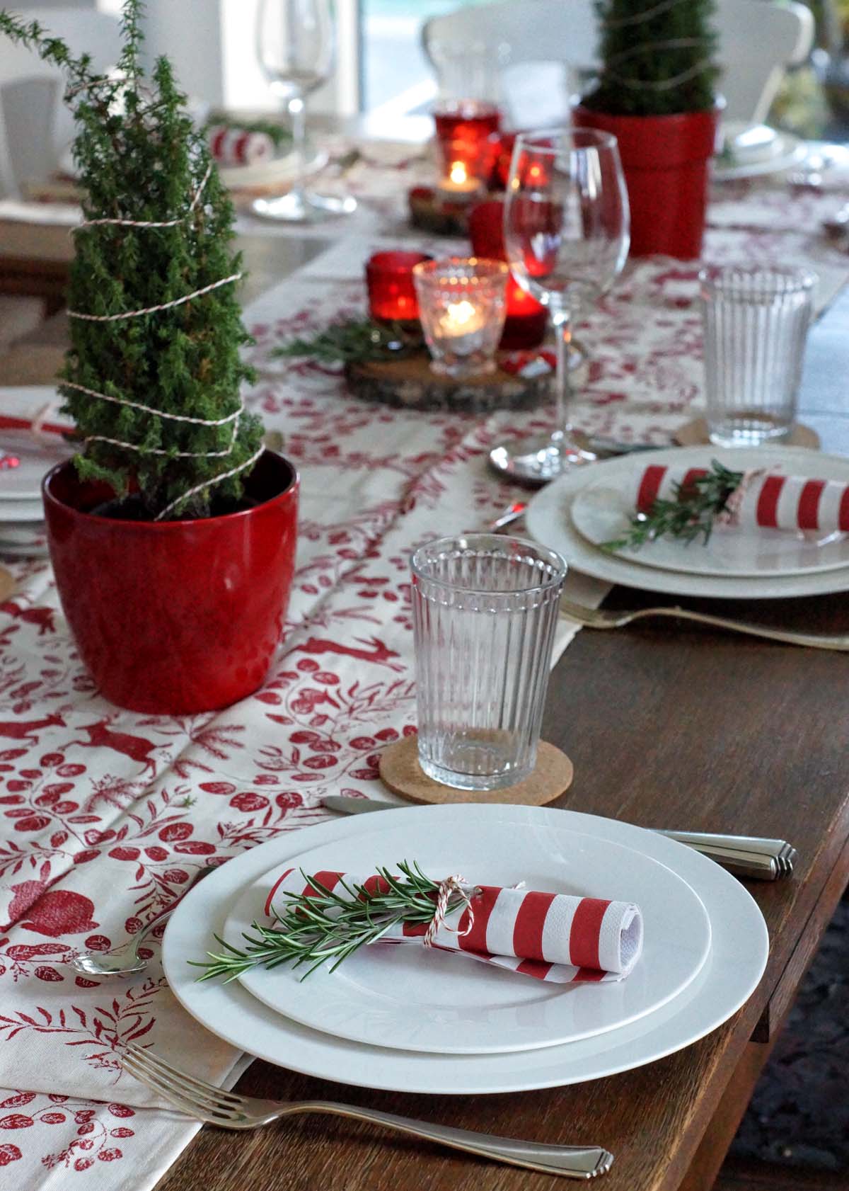 Weihnachten 2023 - die Tischdekoration in rot-weiß