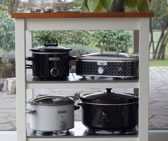 Slowcooker auf dem Küchenwagen
