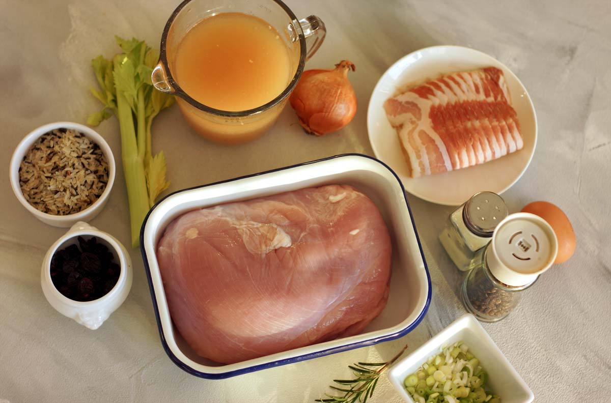 Zutaten für den mit Reis und Cranberries gefüllten Putenbraten