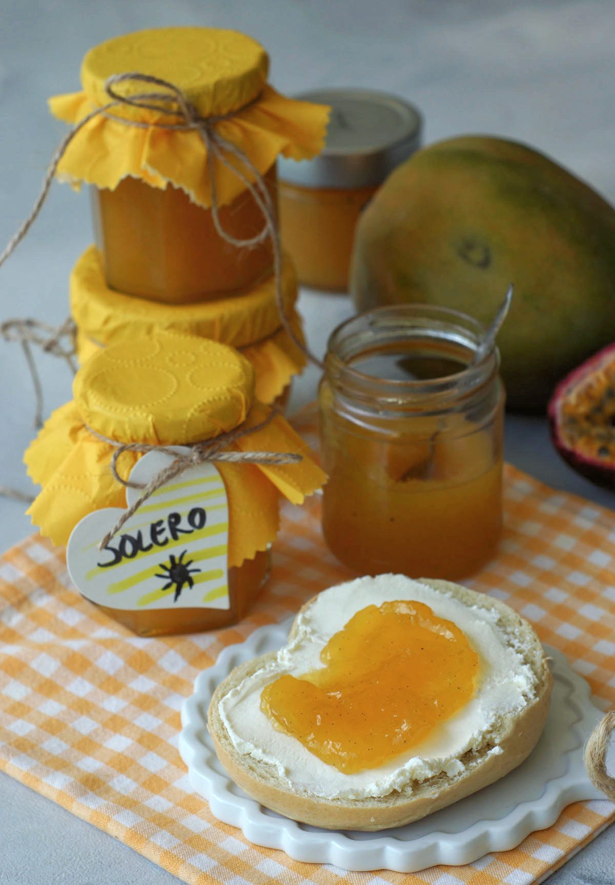 Selbst gekochte Konfitüre mit Mango und Maracuja
