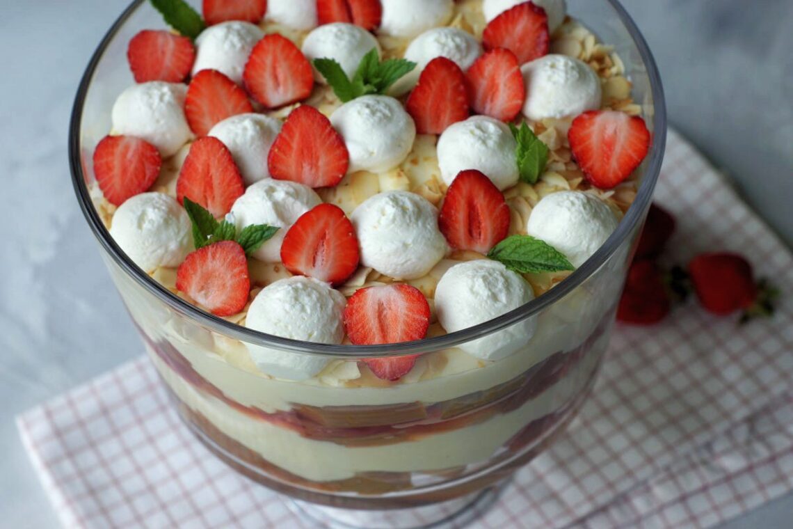 Rezept für Rhabarber Trifle mit Vanillecreme
