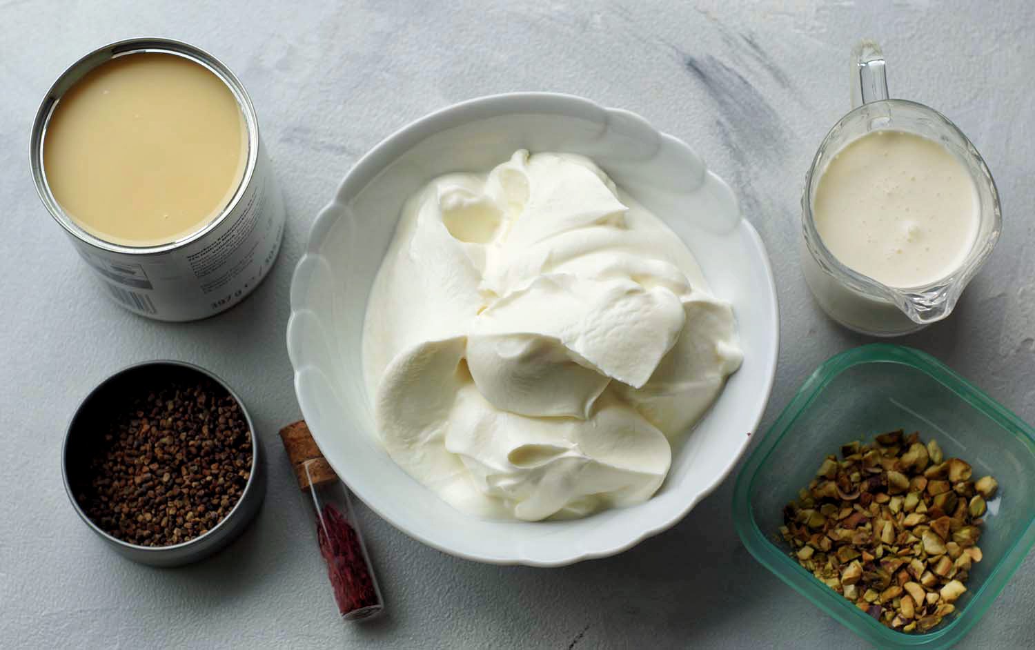 Zutaten für Bhapa Doi, indische Joghurtcreme